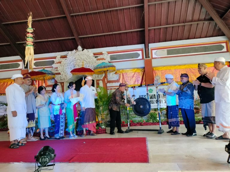 Kepala Kantor Kementerian Agama Kabupaten Sidoarjo, Mufi Imron Rosyadi, Buka Lomba Keagamaan Hindu Utsawa Dharma Gita di Pura Jala Siddhi Amertha