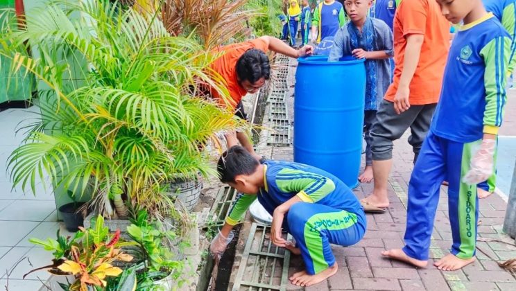 Aksi Mitigasi Iklim Oleh MIN 1 Sidoarjo Dalam Jumat Bersih