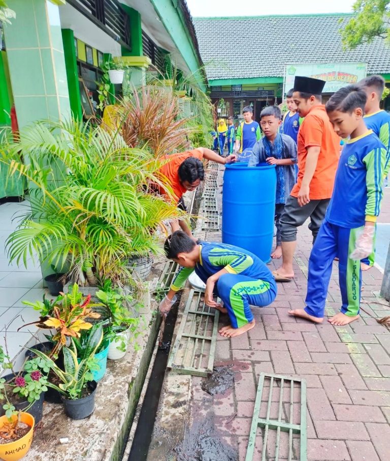Aksi Mitigasi Iklim Oleh MIN 1 Sidoarjo Dalam Jumat Bersih