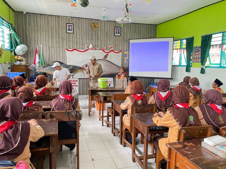 MIN 2 Sidoarjo bekerjasama dengan ECOTON Foundation Gencarkan Sosialisasi Bahaya Mikroplastik, Selamatkan Lingkungan dan Kesehatan!