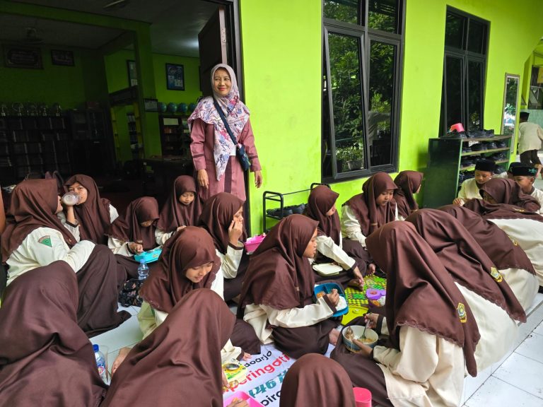 MTs Negeri 4 Sidoarjo Peringati Hari Gizi Nasional dengan Makan Bersama Menu Sehat