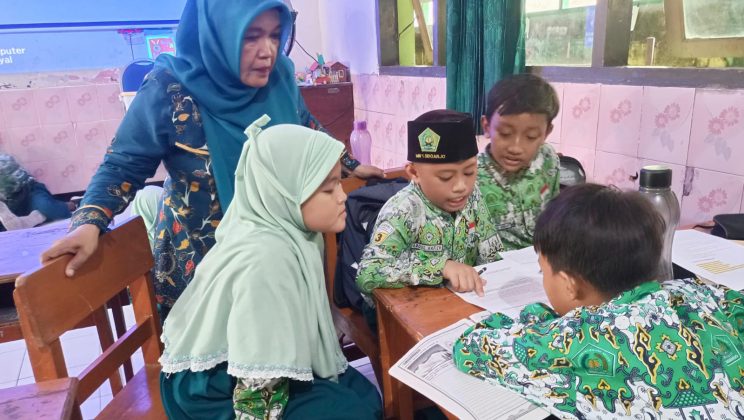 Supervisi Observasi Kelas : Kepala MIN 1 Sidoarjo Tingkatkan Kompetensi Guru