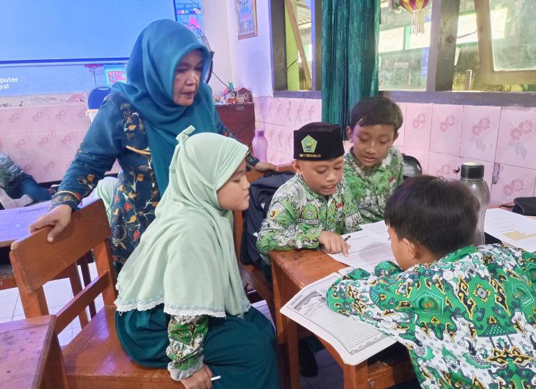 Supervisi Observasi Kelas : Kepala MIN 1 Sidoarjo Tingkatkan Kompetensi Guru