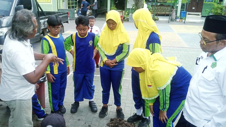 “Biopori Asyik: Aksi Konservasi Air Bareng Kader Adiwiyata MIN 1 Sidoarjo & DLHK”