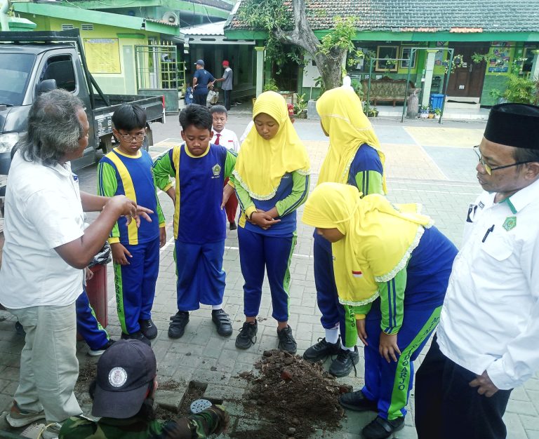 “Biopori Asyik: Aksi Konservasi Air Bareng Kader Adiwiyata MIN 1 Sidoarjo & DLHK”