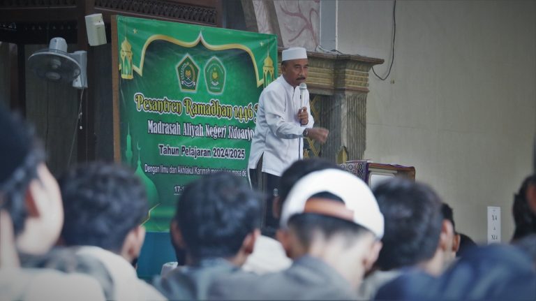 Kepala MAN Sidoarjo, Drs. Abd. Jalil, M.Pd.I., menyampaikan materi tentang adab pada Pesantren Ramadan 1446H
