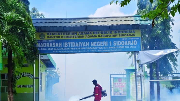 Asap Mengepul di Langit MIN 1 Sidoarjo: Aksi Cepat Tangkal DBD!
