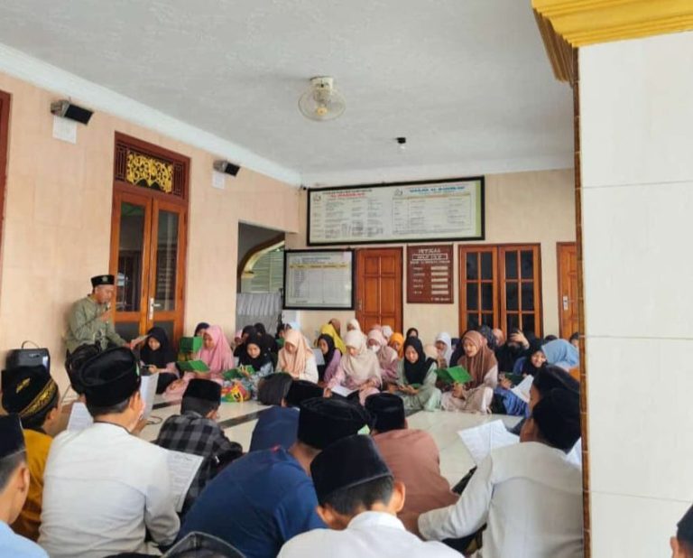 Bagian Dari Pendidik Agar Siswa MIN 2 Sidoarjo Fres Sebelum Mengikuti Pembelajaran Serta Lebih Mencintai Gurunya Dengan Kegiatan Penanaman Akhlak Melalui Nadzom Yang Diciptakan Oleh Ulama Salaf