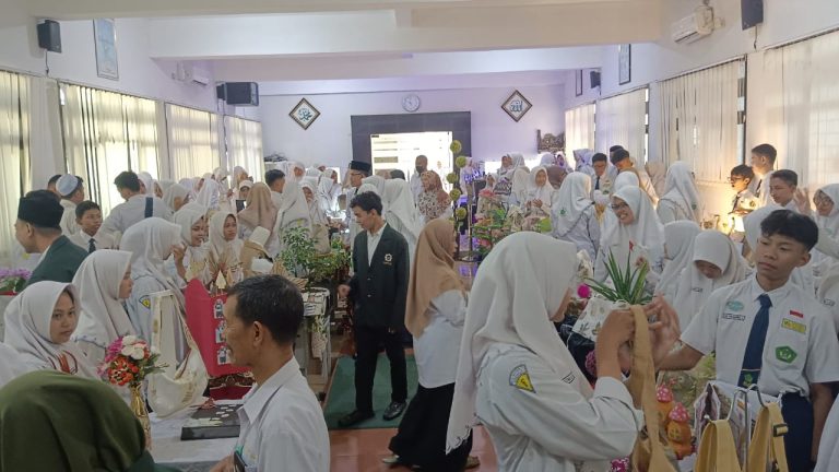 Pameran Karya Seni Budaya Warnai Auditorium MTsN 1 Sidoarjo