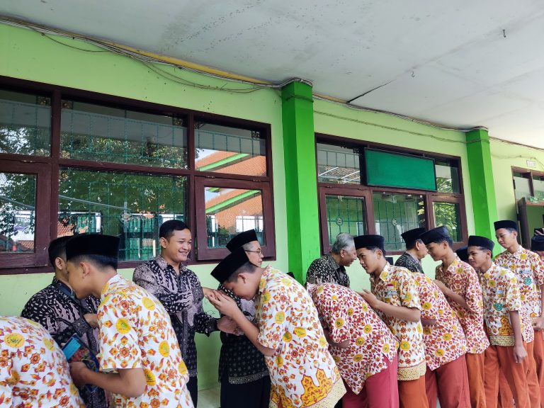 Eratnya Silaturahmi Usai Lebaran: Siswa MTsN 3 Sidoarjo Gelar Halal Bihalal Penuh Kehangatan