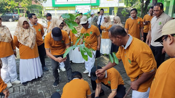 Sejukkan Bumi, MTs Negeri 3 Sidoarjo Ikut Gerakan Penanaman 1 Juta Pohon Matoa