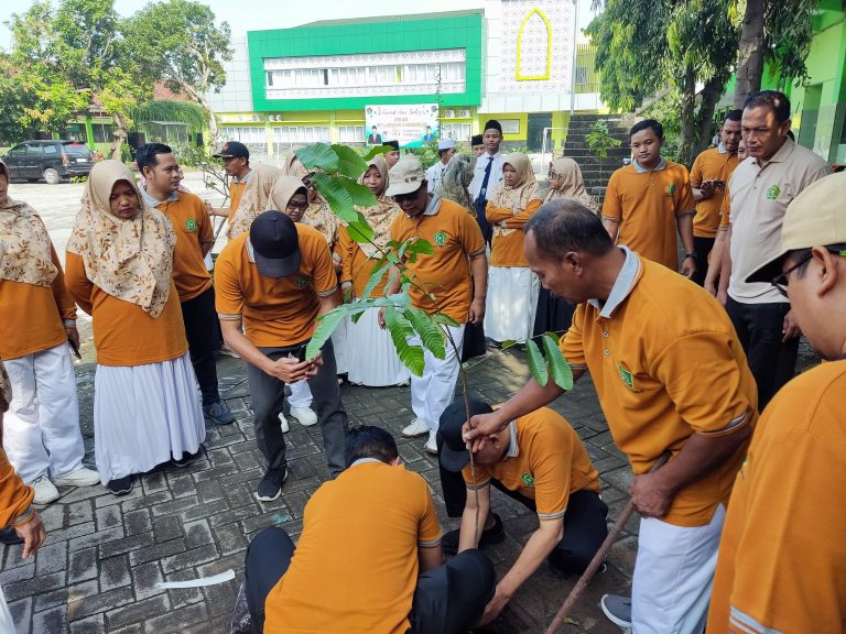Sejukkan Bumi, MTs Negeri 3 Sidoarjo Ikut Gerakan Penanaman 1 Juta Pohon Matoa