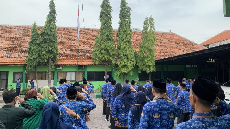 Kemenag Sidoarjo Gelar Apel Hormat Bendera, Dukung Gerakan Tanam 1 Juta Pohon Matoa Kemenag RI