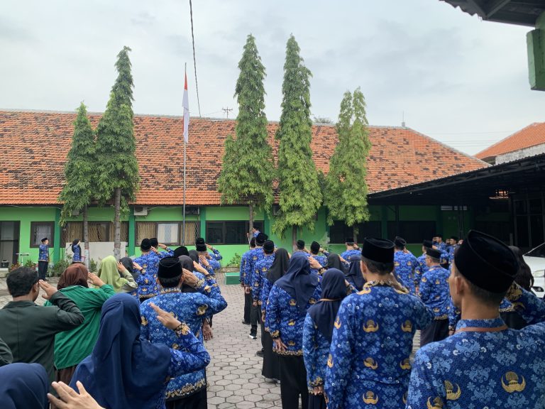 Kemenag Sidoarjo Gelar Apel Hormat Bendera, Dukung Gerakan Tanam 1 Juta Pohon Matoa Kemenag RI