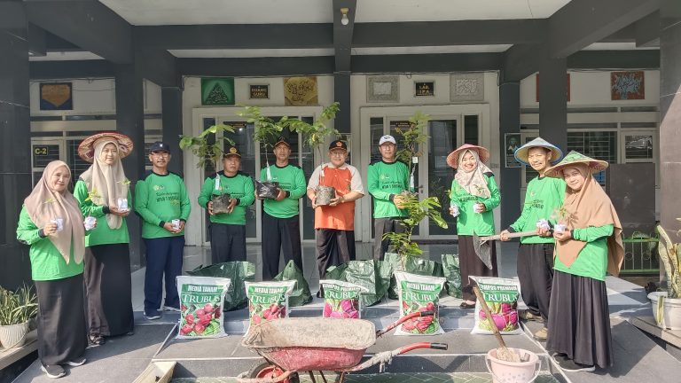 Gerakan Penanaman Sejuta Pohon Matoa di MTs Negeri 1 Sidoarjo