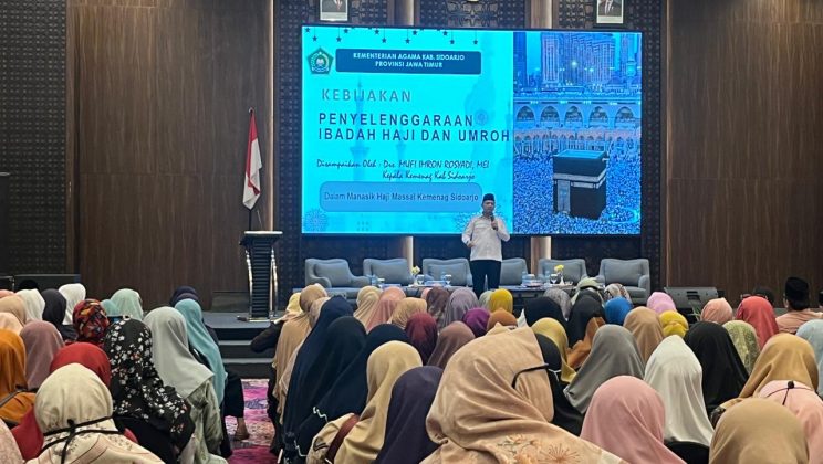 Pembekalan oleh Kepala Kankemenag kepada Jamaah Haji Sidoarjo pada Manasik Haji Massal 2025