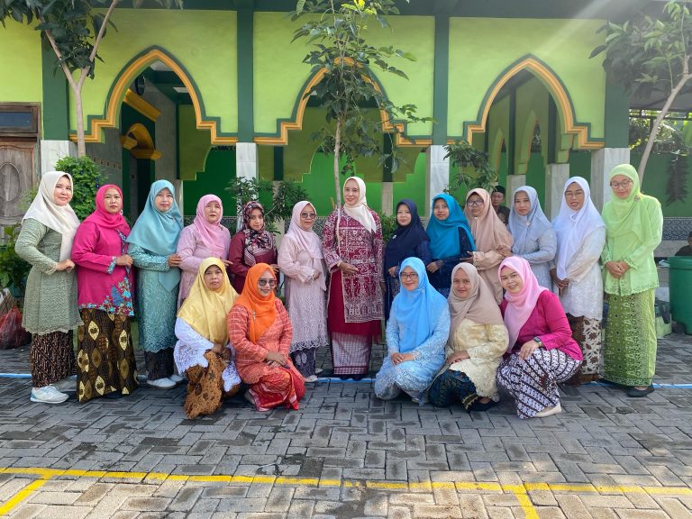 Teladani Sosok Kartini, Para Ibu Guru dan Karyawati MIN 2 Sidoarjo Menjadi Petugas Upacara