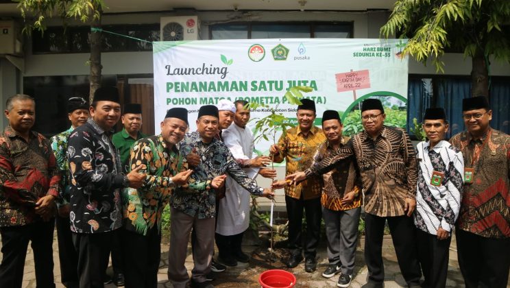 Kankemenag Sidoarjo Sukseskan Penanaman Sejuta Pohon Matoa Serentak se-Indonesia