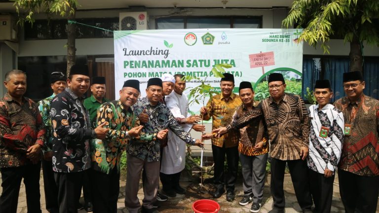 Kankemenag Sidoarjo Sukseskan Penanaman Sejuta Pohon Matoa Serentak se-Indonesia
