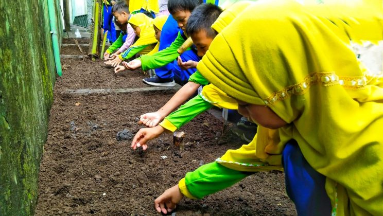 MIN 1 Sidoarjo Gelar Projek ‘Jagoan Hijau’, Ajak Peserta Didik Fase A Tanamkan Cinta Sayur Sejak Dini