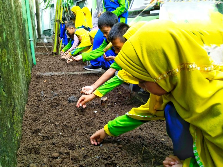 MIN 1 Sidoarjo Gelar Projek ‘Jagoan Hijau’, Ajak Peserta Didik Fase A Tanamkan Cinta Sayur Sejak Dini