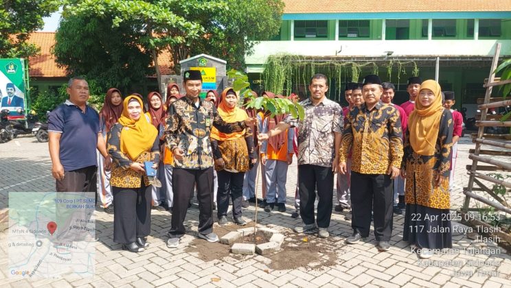 Semangat Pelestarian Bumi Bergema di MTsN 4 Sidoarjo: Penanaman bibit Matoa di lingkungan Sekolah, Kepala Madrasah Tekankan Pentingnya Jaga Lingkungan