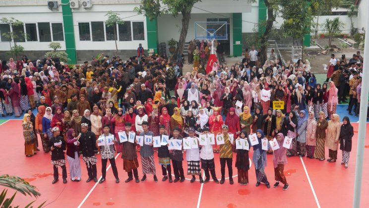 Semangat Harmoni Nusantara: Upacara Hardiknas 2025 di MTsN 2 Sidoarjo
