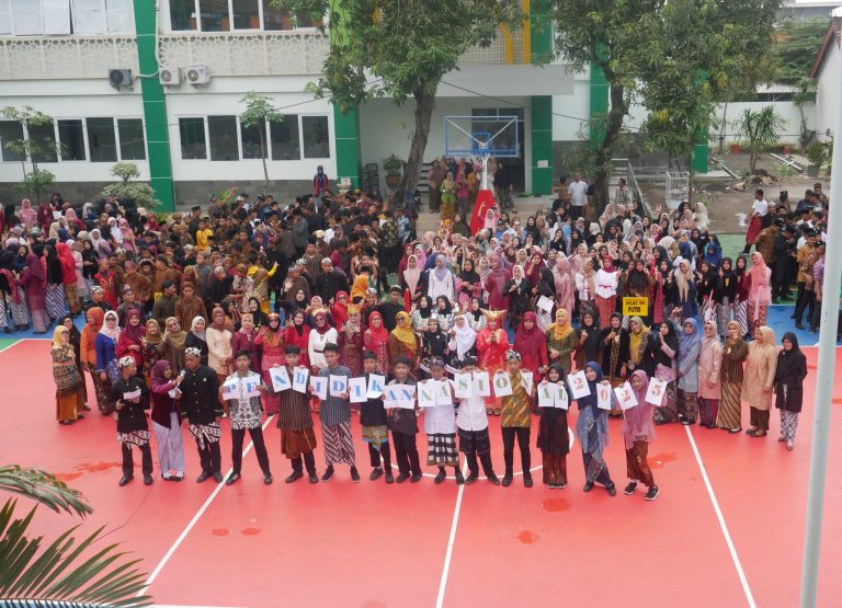 Semangat Harmoni Nusantara: Upacara Hardiknas 2025 di MTsN 2 Sidoarjo
