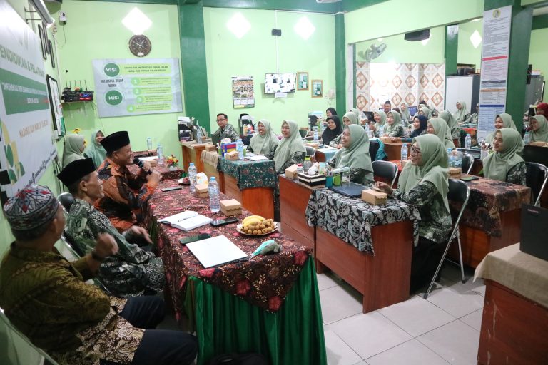Kepala Kankemenag Sidoarjo Buka Diklat Kurikulum Cinta dan Deep Learning MA Darul Ulum Waru