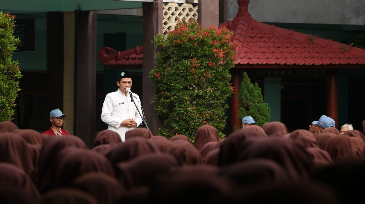 Upacara Peringatan Hardiknas 2025 di MAN Sidoarjo