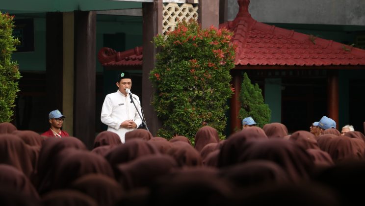 Upacara Peringatan Hardiknas 2025 di MAN Sidoarjo