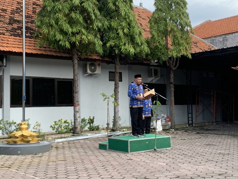 Upacara HARDIKNAS 2025, Kasubag TU Sampaikan Pesan Penting Tentang Pendidikan yang Berkualitas