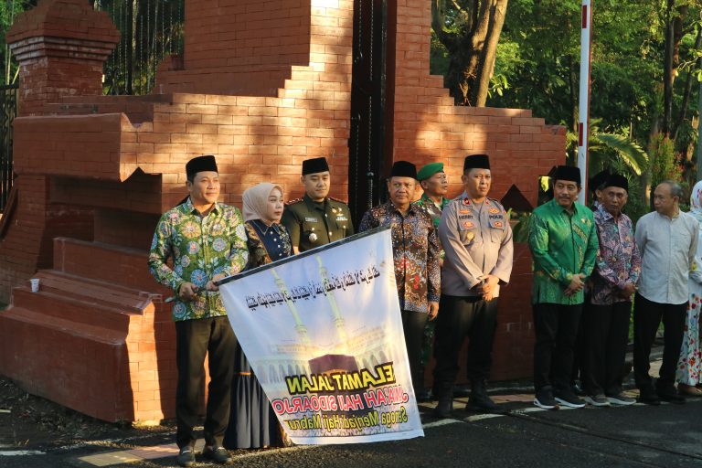 Pemberangkatan Perdana Jamaah Haji Kloter 11 Asal Sidoarjo, Dilepas Langsung Bupati H. Subandi