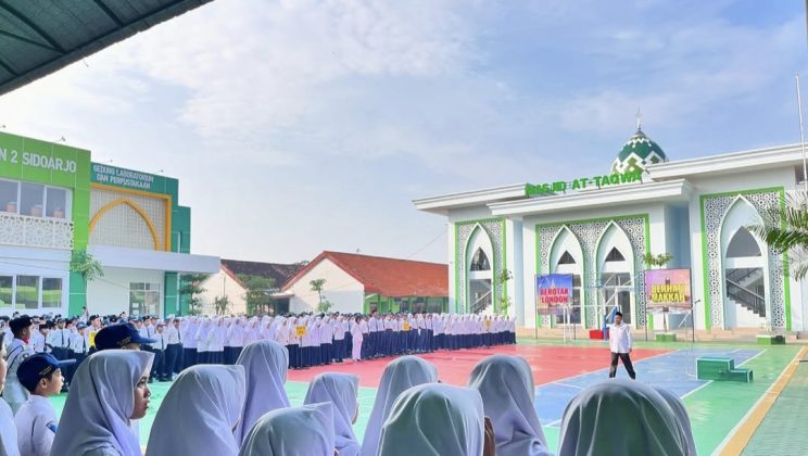 Momen Upacara Hari Kebangkitan Nasional di MTsN 2 Sidoarjo: Menjadi Generasi Cerdas dan Beriman