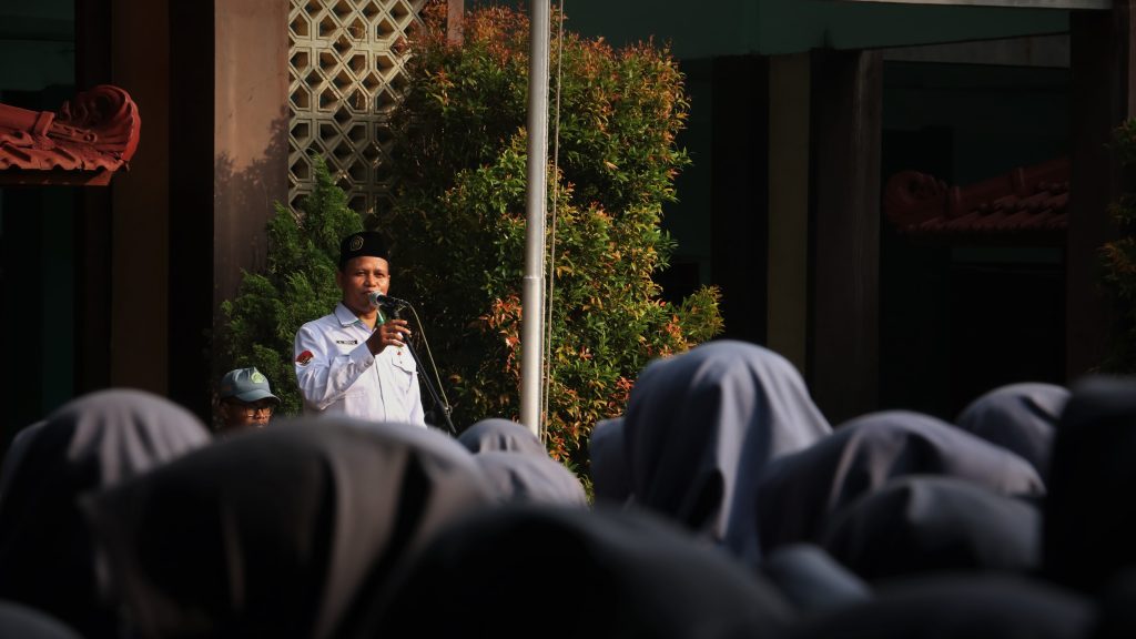Ahmad Rofiqil Huda, S.Ag., M.Pd., selaku Pembina Upacara Peringatan Hari Kebangkitan Nasional 2025 di MAN Sidoarjo, Menyampaikan Pentingnya Semangat Juang untuk Belajar