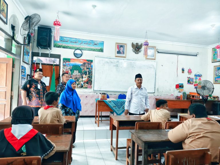 Hari Pertama Asesmen Madrasah, Kepala Kemenag Kabupaten Sidoarjo Monev di MIN 1 Sidoarjo