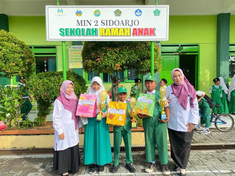 MIN 2 Sidoarjo Gelar Upacara Peringatan Hari Kebangkitan Nasional ke-117 dan Rayakan Prestasi Gemilang Dalam Ajang PORSENI 2025