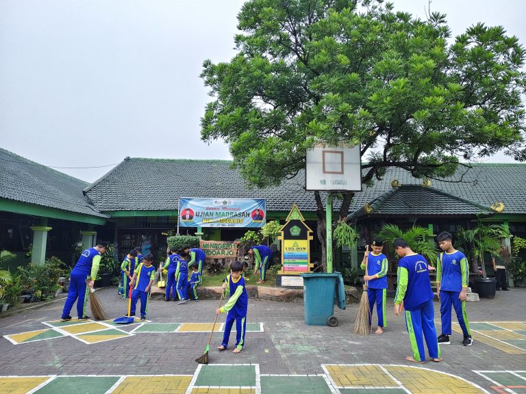 Madrasah Bersih, Belajarpun Betah: MIN 1 Sidoarjo Ajak Peserta Didik Tanamkan Jiwa Peduli Lingkungan melalui Kerja Bakti