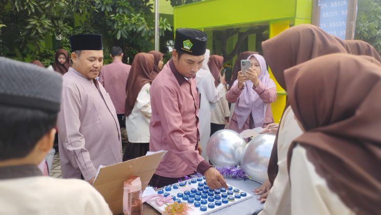 MTsN 4 Sidoarjo Gelar Karya P5P2SR dan Deklarasi Bebas Plastik Adiwiyata, Kepala Madrasah Tekankan Kreativitas dan Adaptasi Teknologi
