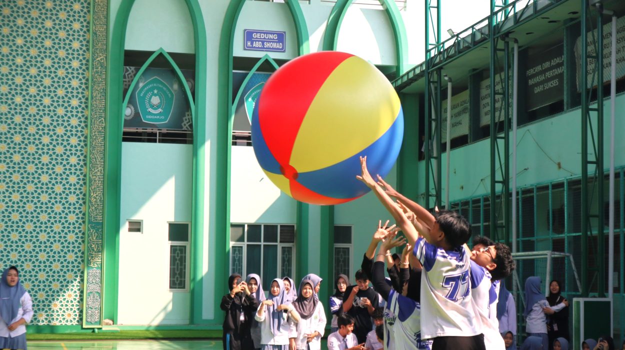 Pertandingan Bola Voli Jumbo, salah satu pertandingan pada Amerta Games 2025