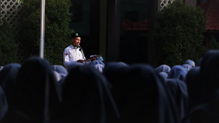 Amanat Pembina dalam Upacara Peringatan Hari Lahir Pancasila 2025 di MAN Sidoarjo