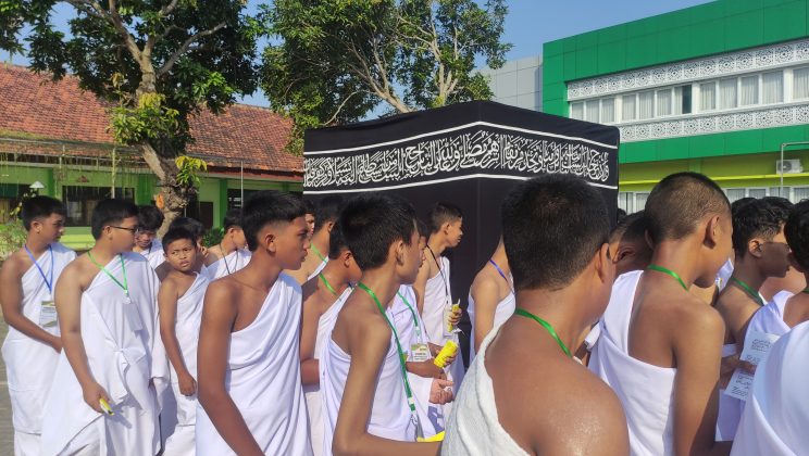 MTsN 3 Sidoarjo Gelar Praktik Haji Massal, Bekali Siswa Pemahaman Ibadah Suci Sejak Dini
