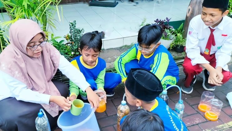 Wow! MIN 1 Sidoarjo Panen Eco-Enzyme, Ajarkan Wirausaha Sejak Dini di Hari Lingkungan Hidup Sedunia