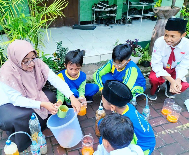 Wow! MIN 1 Sidoarjo Panen Eco-Enzyme, Ajarkan Wirausaha Sejak Dini di Hari Lingkungan Hidup Sedunia