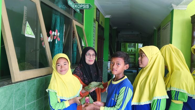 Inovasi Kurban MIN 1 Sidoarjo: Lestarikan Lingkungan, Daun Jati Gantikan Plastik Pembungkus Daging