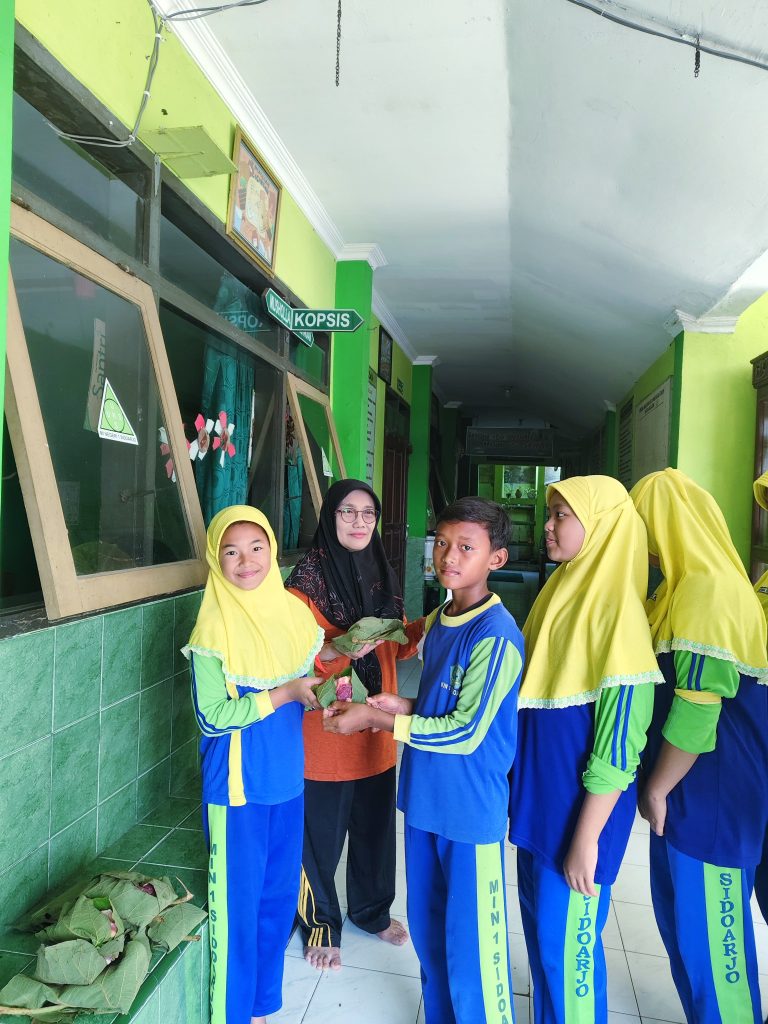 Inovasi Kurban MIN 1 Sidoarjo: Lestarikan Lingkungan, Daun Jati Gantikan Plastik Pembungkus Daging