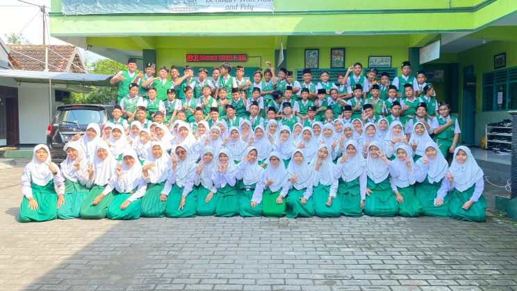 Siswa MIN 2 Sidoarjo Dinyatakan Lulus, Sujud Syukur Warnai Momen Haru di Hari Pengumuman