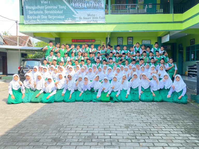 Siswa MIN 2 Sidoarjo Dinyatakan Lulus, Sujud Syukur Warnai Momen Haru di Hari Pengumuman