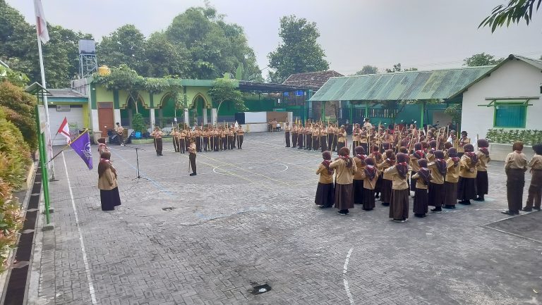 Semangat Pramuka Membara di MIN 2 Sidoarjo, Persari LT 1 Tanamkan Disiplin dan Kemandirian