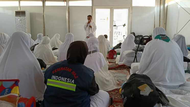 Khutbah Wukuf Arafah di Tenda Jamaah Haji Kloter 57 SUB Surabaya Asal Sidoarjo